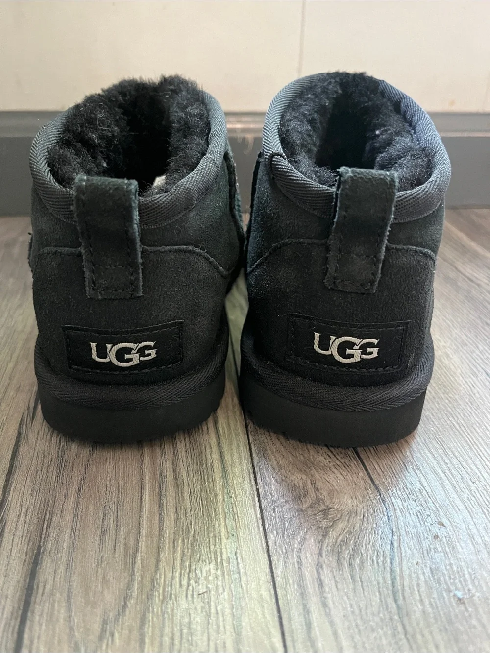 UGG Kids Classic Ultra Mini Boot - Black Size 2